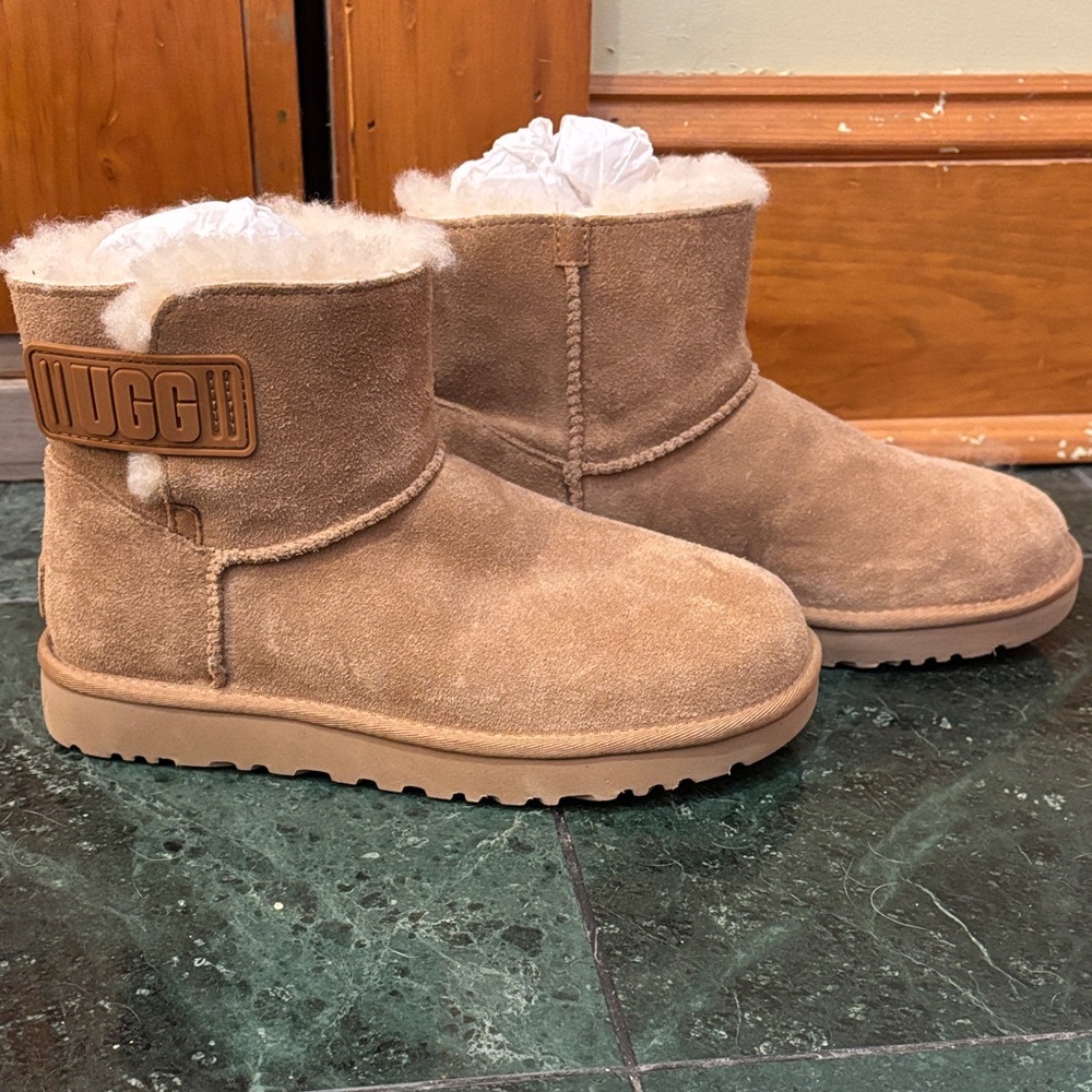 NWT UGG Chestnut Suede Short Boots
